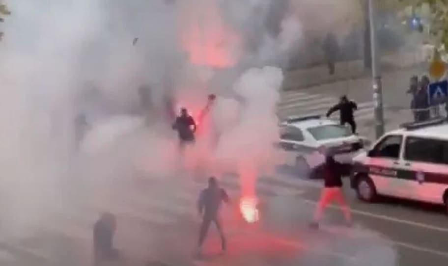 STRAVIČNI PRIZORI U SUSJEDSTVU Policija pucala u zrak kako bi smirila nerede, sve je snimljeno