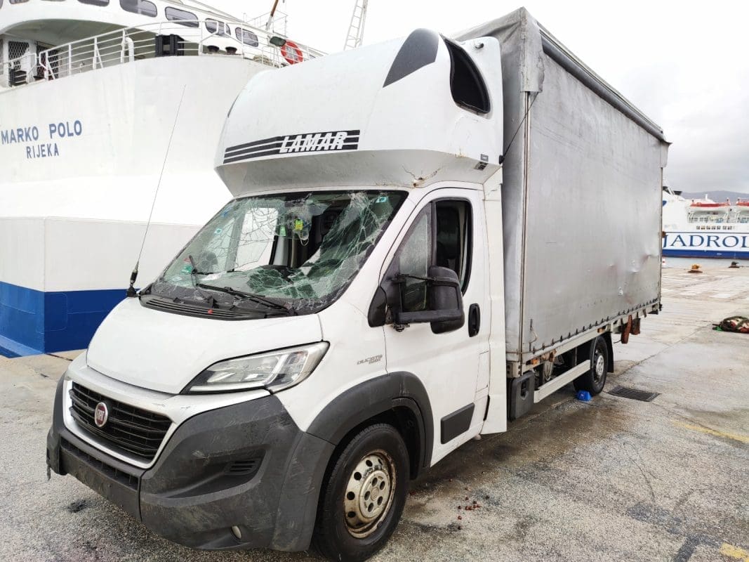 DOZNAJEMO DETALJE Nakon 18 sati plutanja izvučen kamion iz mora: "Išao je kupiti karte, dočekao ga je šok i nevjerica"