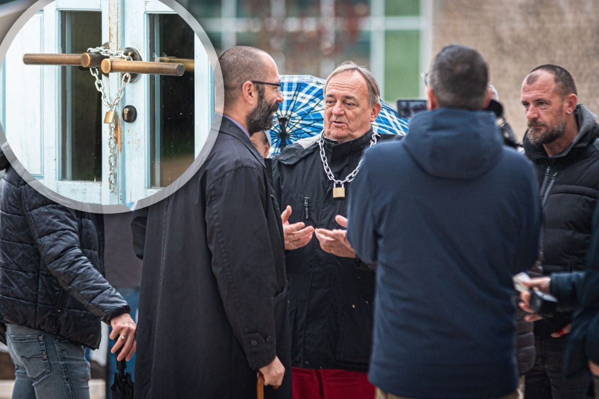 "OVAKO NAM DJECU ZAKLJUČAVAJU" Prosvjednici protiv mjera stavili lokot na vrata Gradske uprave u Dalmaciji