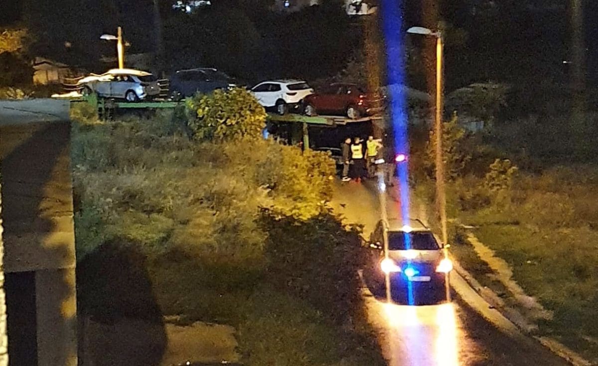 "KAKAV OPTIMIST, MISLIO DA ĆE PROĆ'" Ovako izgleda kada ulicu u Splitu blokira auto transporter s osam automobila