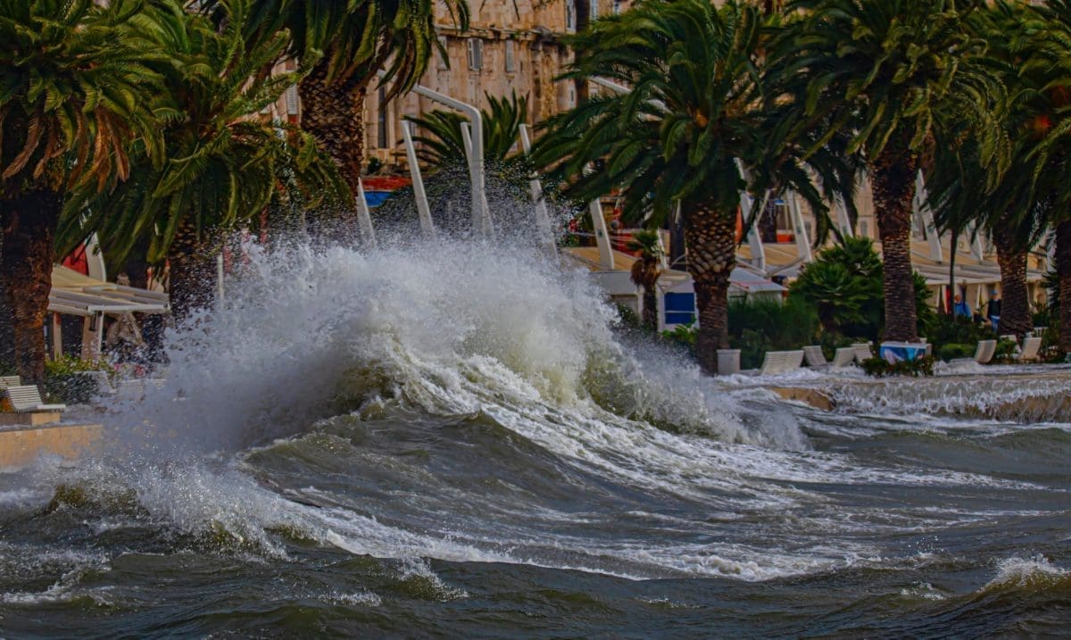 ALARMANTNO STANJE NA HRVATSKOJ OBALI Trebaju li gradovi na obali početi razmišljati o dizanju rive?