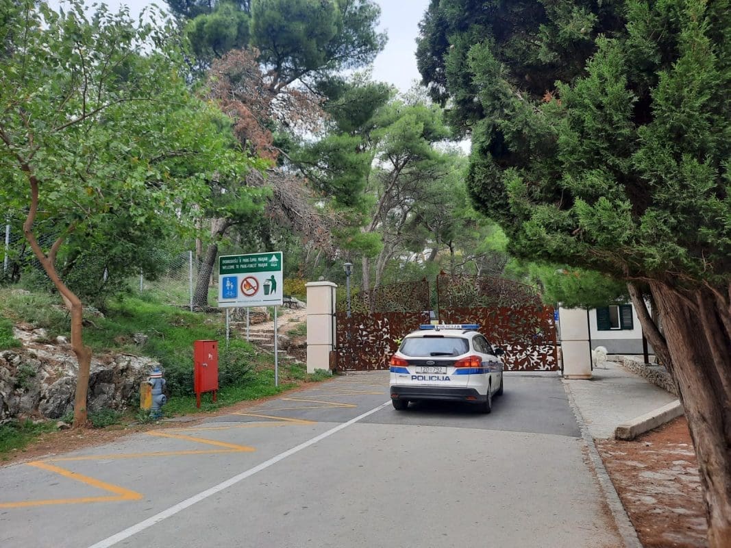 NOVI SKANDAL U park šumi Marjan za stalno su zaposlena dva čuvara prirode. Jedan je obućar, a drugi ekonomist. Agronoma su odbili