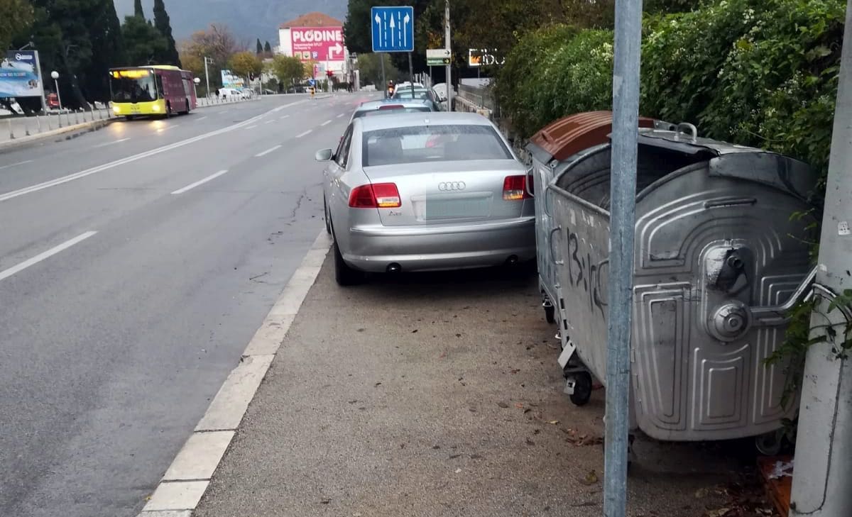 KAKVA BAHATOST NA POLJUDU Parkirao preko cijelog nogostupa i gospođu s dječjim kolicima prisilio na vožnju po kolniku