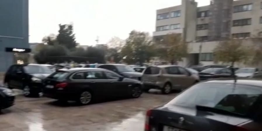 SNALAŽLJIVOST ILI LUDOST? Automobili parkirani u pješačkoj zoni: "Pauk služba ne može izaći po kiši. Mi smo Afrika sa strujom"