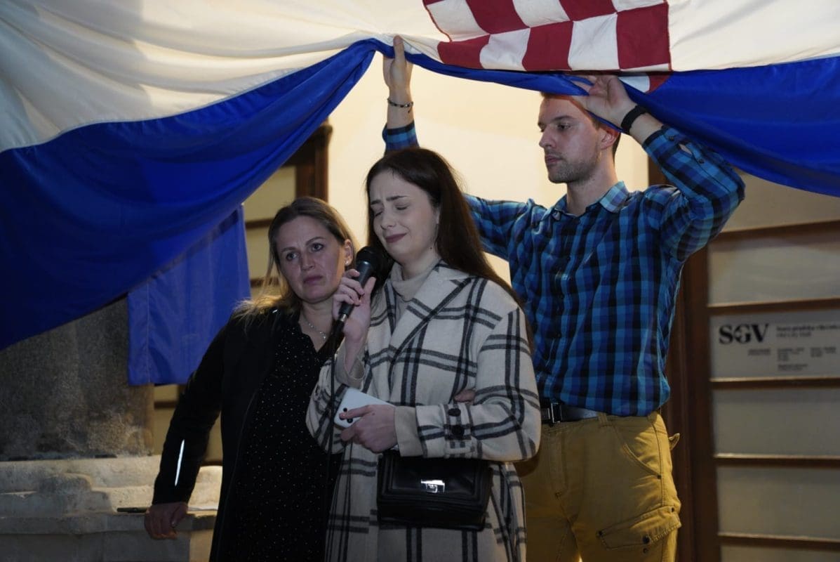 DJEVOJKA NA RUBU SUZA NA PJACI: "Moj otac je prisilno cijepljen, umro je..."