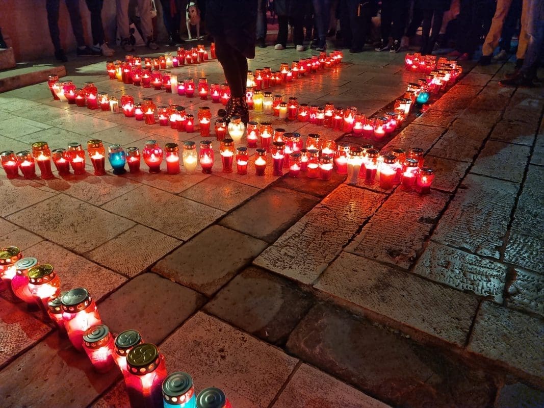 U Zagrebu veliki prosvjed protiv covid potvrda i mjera, Milanović: "Nikakve restrikcije, živi i pusti druge da žive"