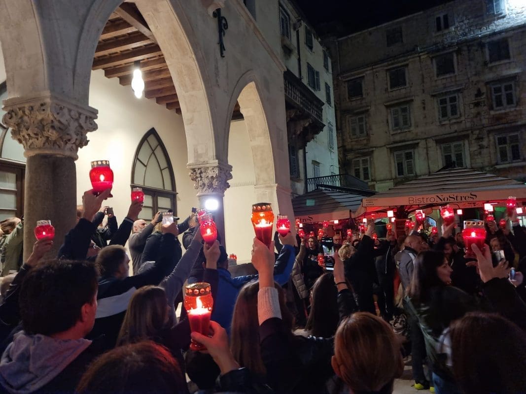 PORUKE IZ SPLITA Jedan traži da mu se dokaže postojanje virusa, druga kaže da ih je Crkva ostavila