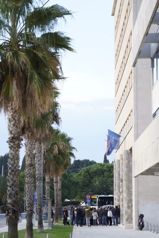 prosvjed-ispred-banovine-grad-split (1)