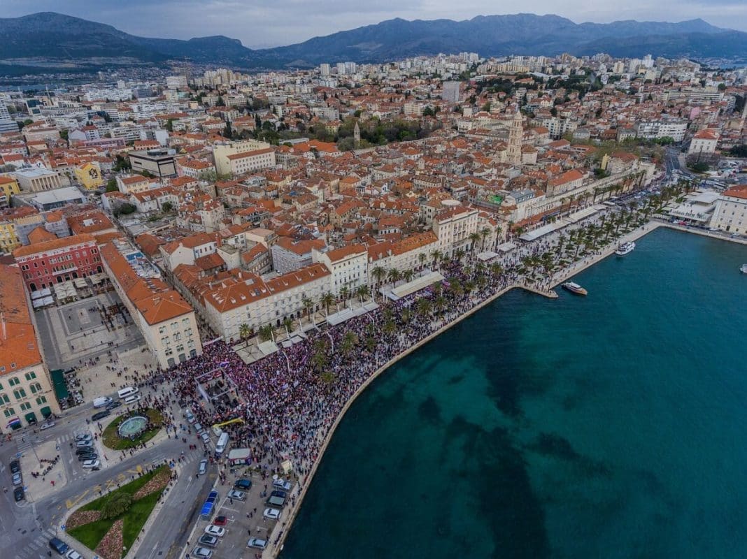 HOĆE LI DANAS ‘NAPUNITI’ RIVU? Od 18 sati započinje prosvjed u Splitu: "Na Rivi čekamo trajekt"