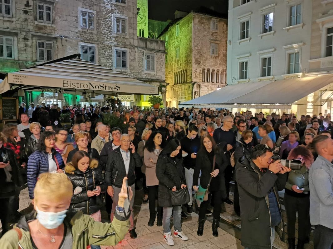 OPET OGROMAN BROJ PROSVJEDNIKA NA PJACI Emocije na vrhuncu: "Nemojte skrivati istinu. Policajci, vojnici i državni službenici istupite i recite istinu"