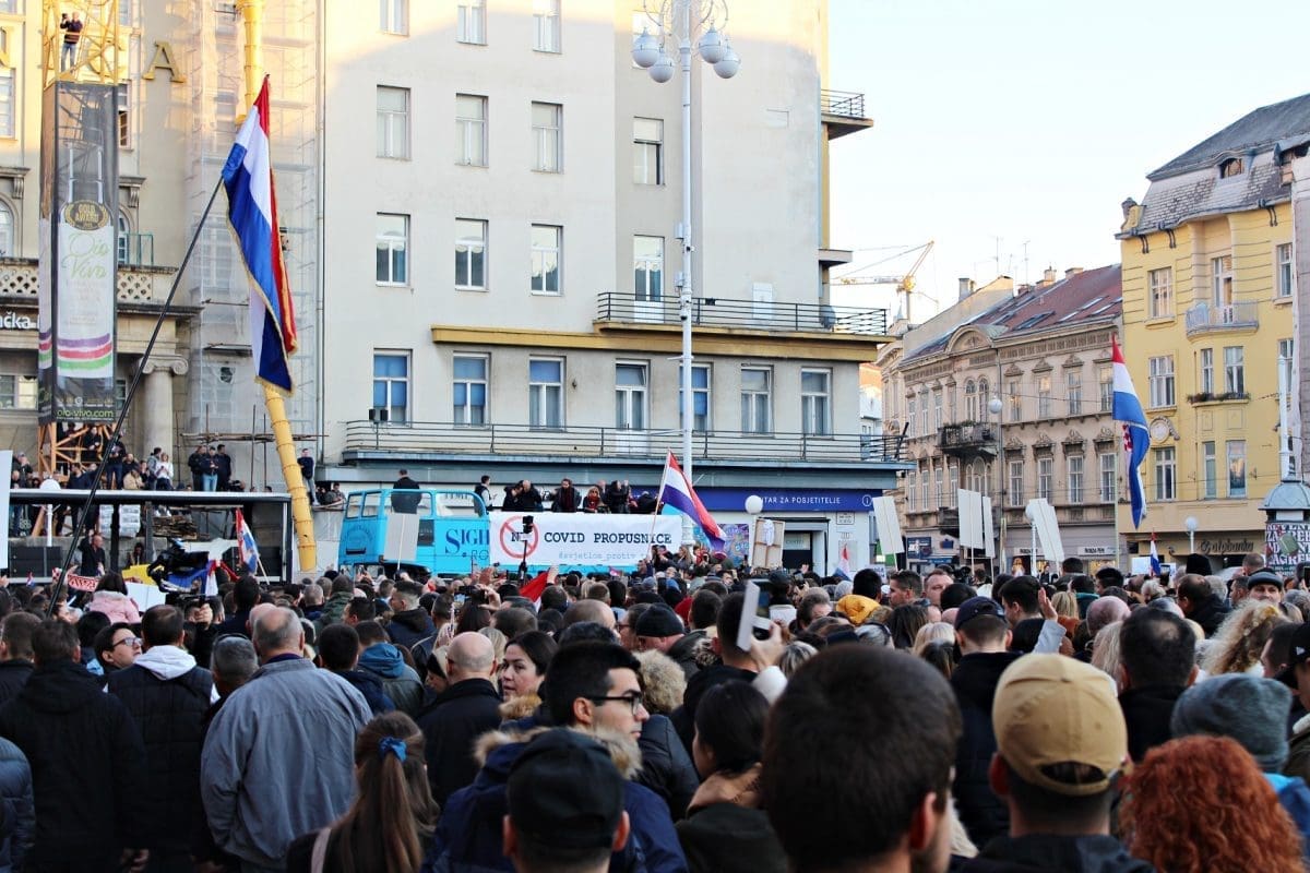 Na prosvjedu napadnuta i ekipa Nove TV, pogledajte snimku