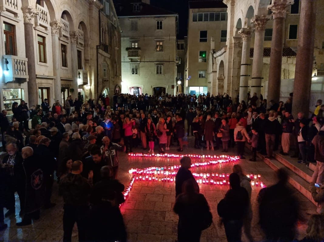 NE ODUSTAJU Prosvjednici su se preselili na Peristil. Evo atmosfere