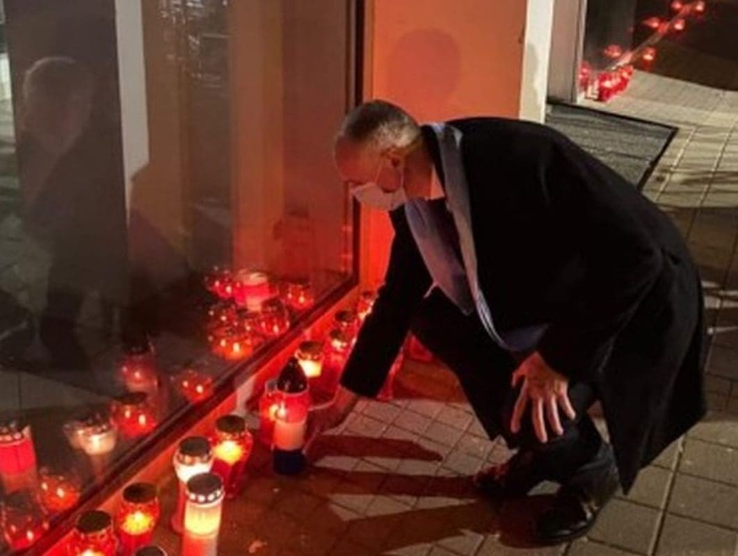 GRADONAČELNIK U VUKOVARU Puljak zapalio svijeću pred simbolom stradanja grada