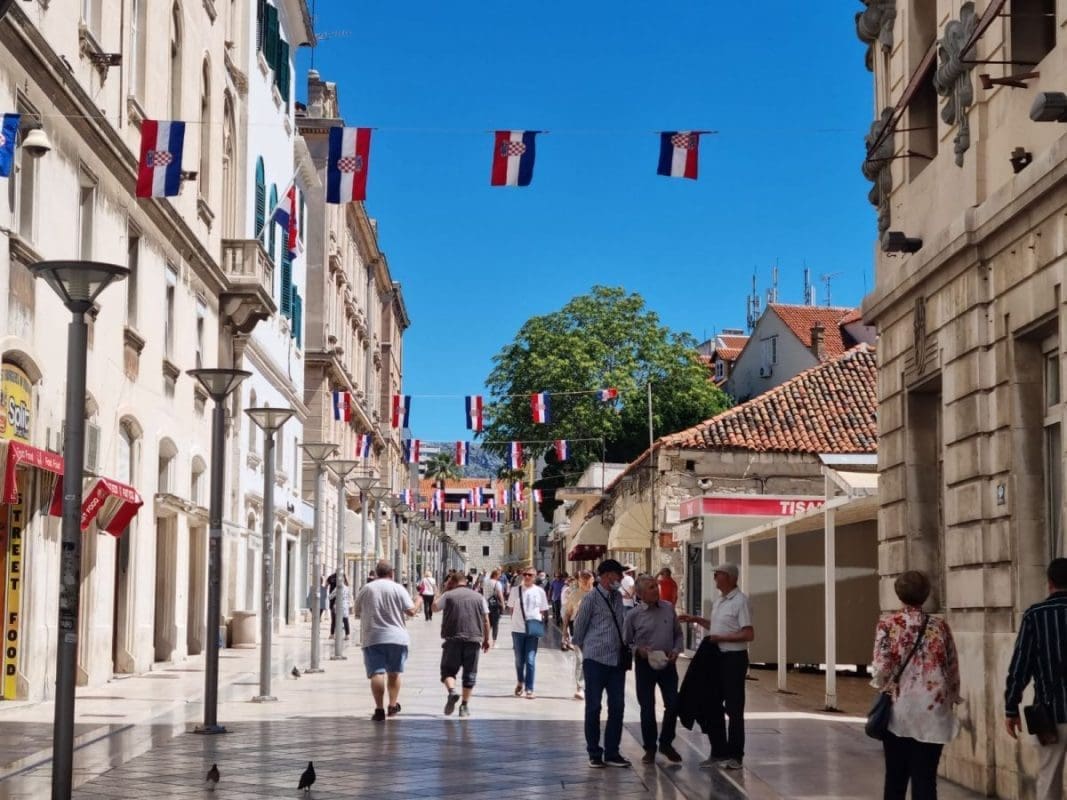 FORUM Izlaganje Tee Truta na temu: "Uloga arhiva Društva arhitekata Splita u praćenju promjena unutar stare gradske jezgre”