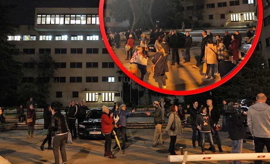 OŠTRI SPLITSKI PROSVJEDNICI Izviždali novinare ispred Županije i vikali: "Beroša na robiju, Stožer odlazi"