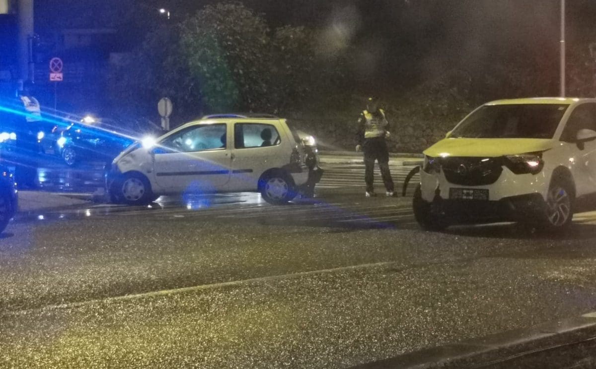 DOJURILA HITNA Sudar na križanju Domovinskog rata i Dubrovačke, dvije osobe hitno prebačene u splitsku bolnicu