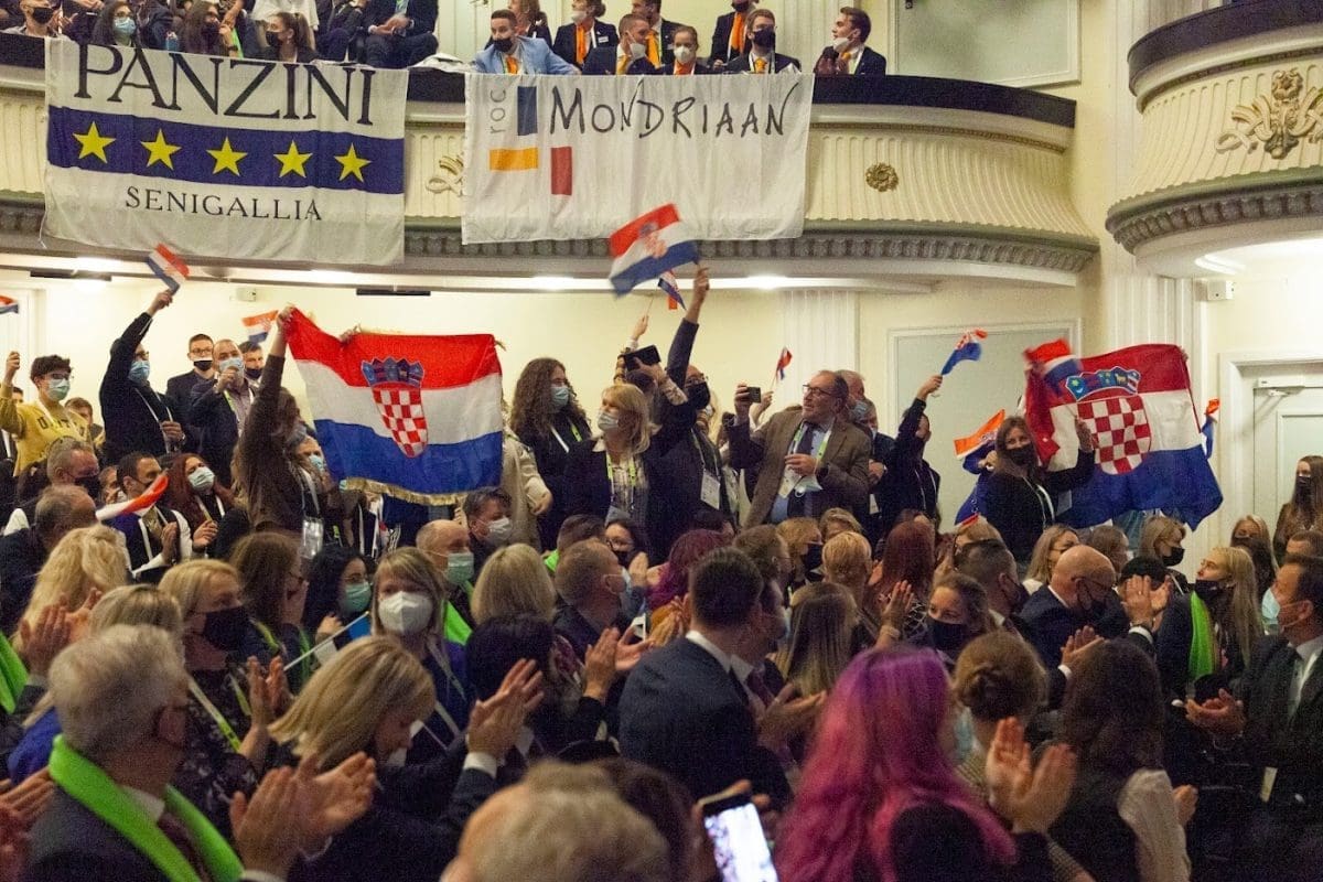 SPLITSKI UČENICI U ESTONIJI Učenica Dora Bičanić osvojila je 3. mjesto i brončanu medalju u natjecanju Tourist destination