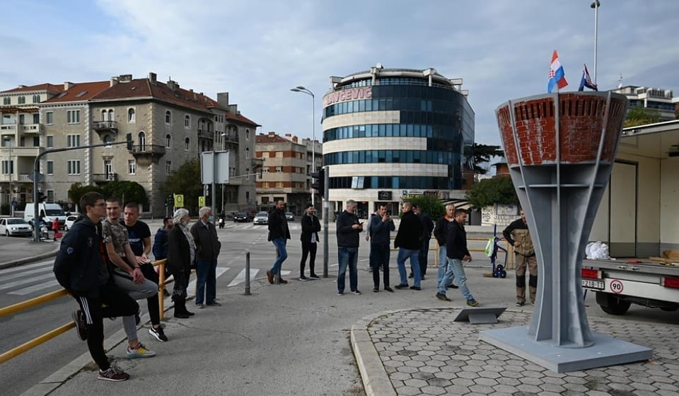 NESVAKIDAŠNJI PRIZOR U SPLITU Vodotoranj postavljen na početku Vukovarske ulice. Izradili su ga učenici