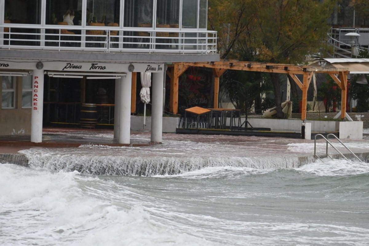 wolt-dostavljac-plima-bace-valovi (1)