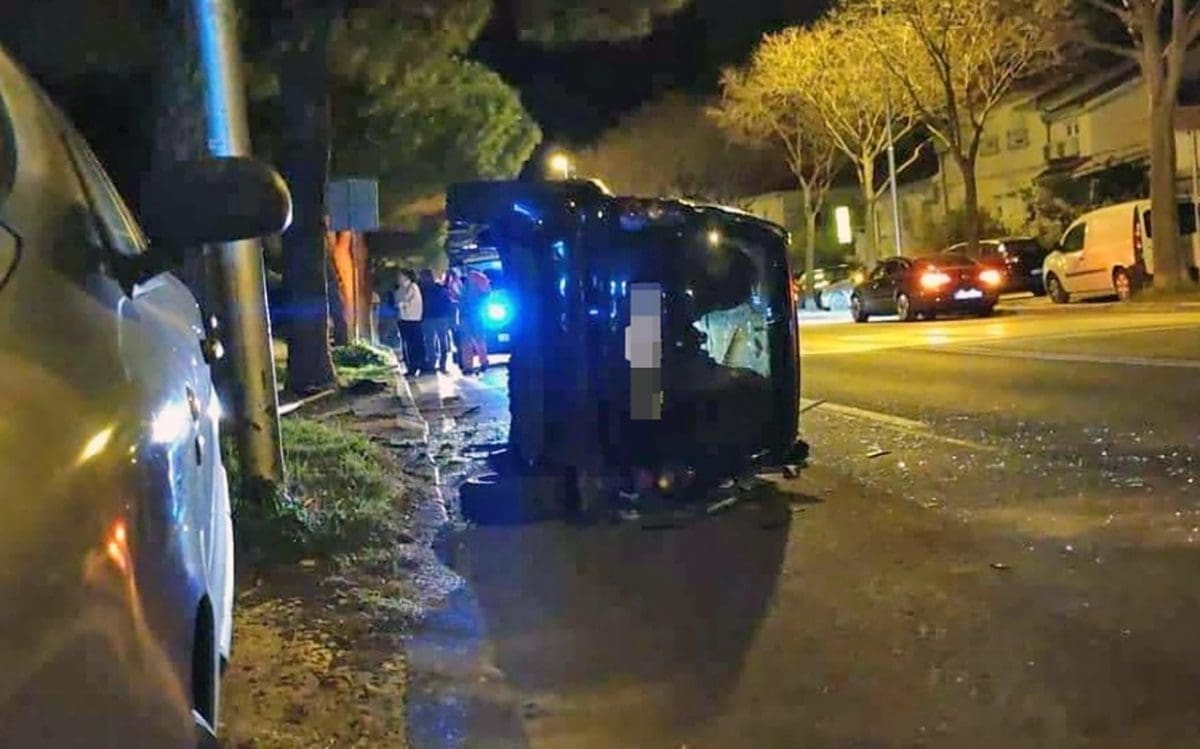 SMART ZAVRŠIO NA "BOKU" U Splitu vozilom izletio s ceste, jedna osoba prevezena u KBC