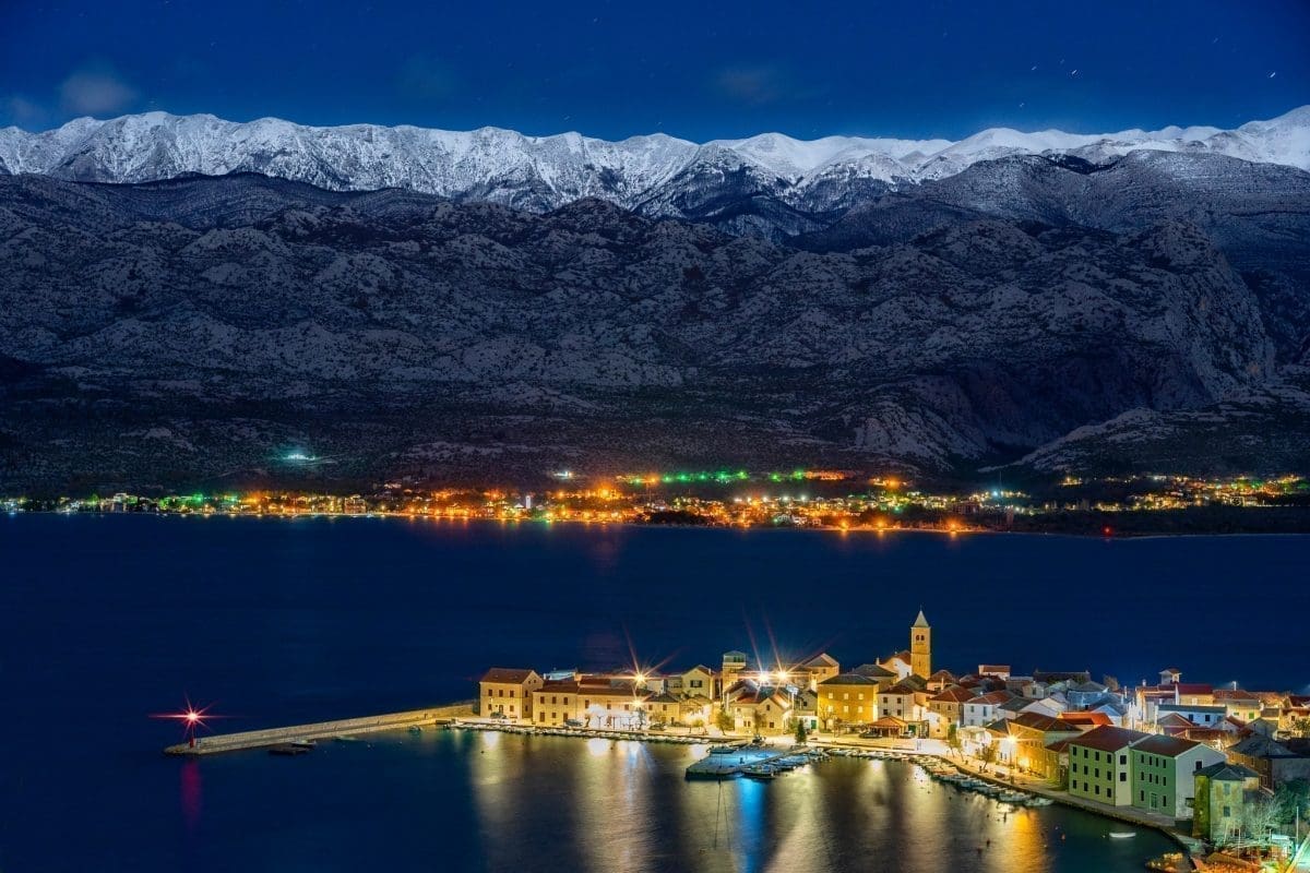 KAKAV PRIZOR Predivan prizor zimske noći: Znate li koje je dalmatinsko mjesto u prvom planu fotografije?