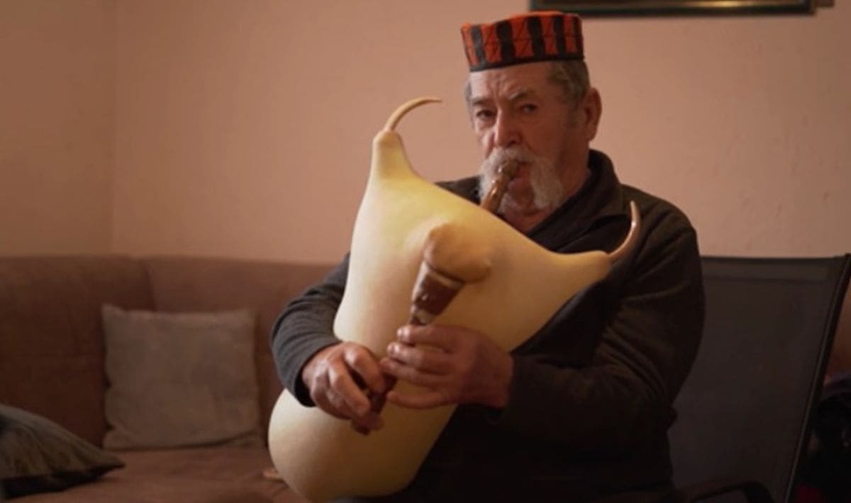 GUSLAMA KROZ ŽIVOT 70-godišnjeg Dalmatinca proglasili najatraktivnijim sviračem slobodnog stila