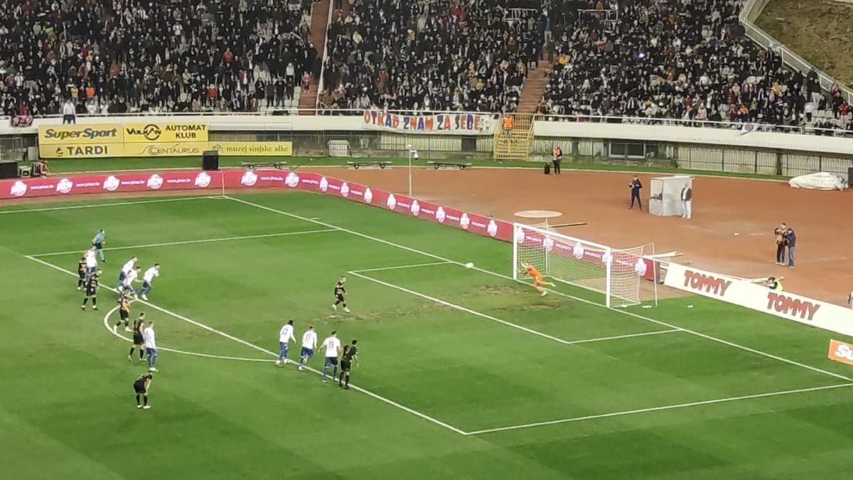 Ključni detalj utakmice. Pogledajte kako je Kalinić obranio jedanaesterac koji se morao ponavljati