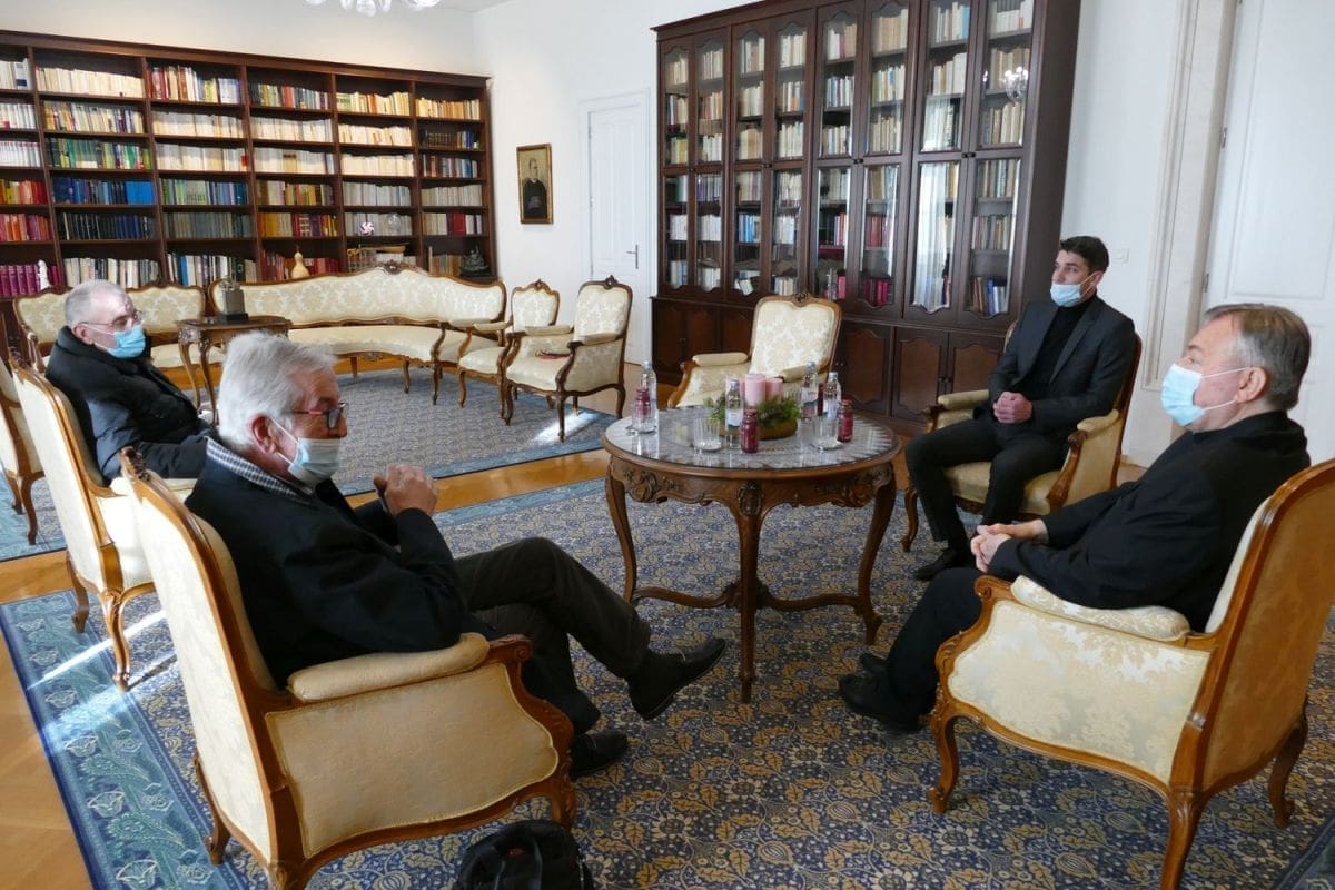 Delegacija Hrvatske bratovštine Bokeljske mornarice 809. Split posjetila nadbiskupa Barišića