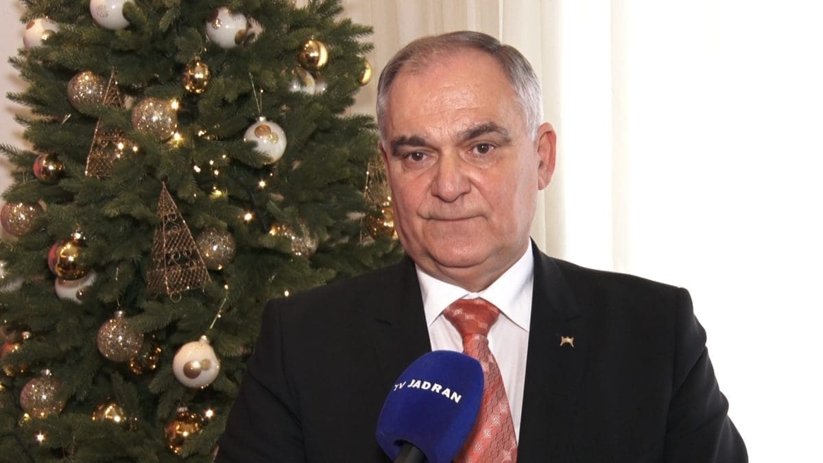 ŽUPANOVA BOŽIĆNA ČESTITKA: "Želim da adventske svijeće mira, radosti, ljubavi i nade cijelu godinu sjaje u nama, našim domovima, našoj županiji i lijepoj nam domovini"