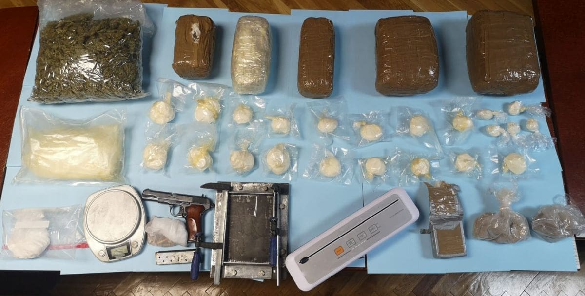 VELIKA ZAPLJENA DROGE NA TROGIRSKOM PODRUČJU Pronađeno pola kila heroina, dva kila amfetamina, gotovo pet kila "trave"