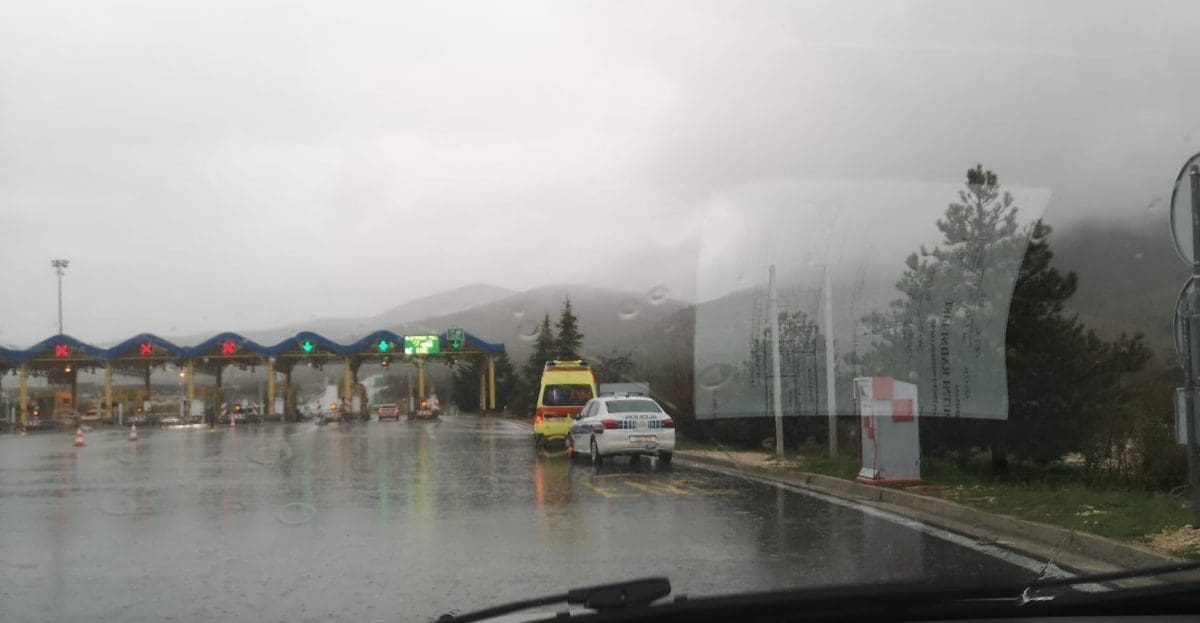 ŠOKANTAN PRIZOR U DUGOPOLJU Muškarac leži na tlu, dojurili hitna i policija