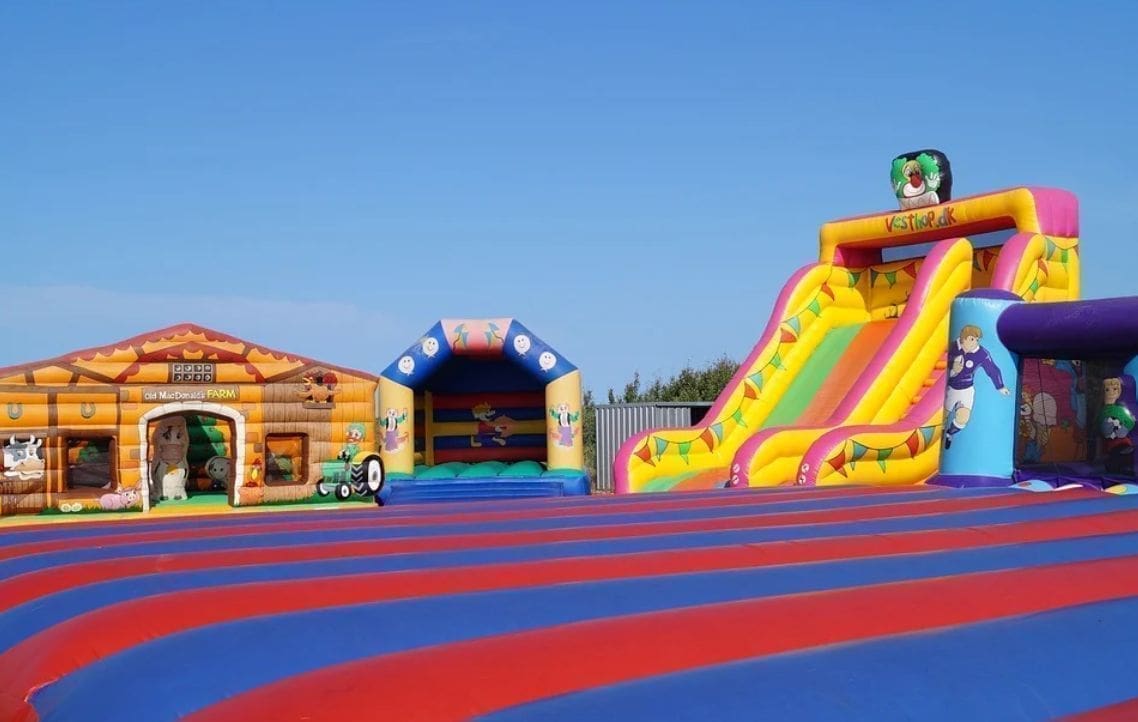 STRAVIČNA TRAGEDIJA Vjetar je podignuo dvorac na napuhivanje, četvero djece poginulo, petero u bolnici