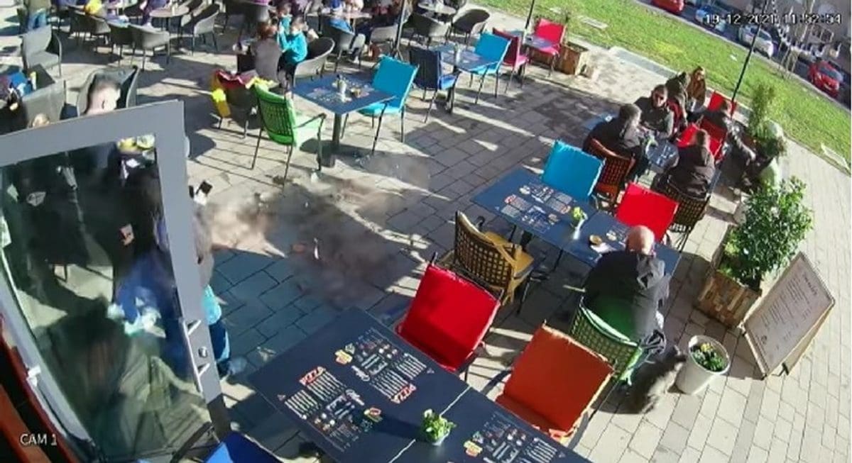 STRAŠNE SCENE Fasadna ploča sa zgrade skoro ubila ljude u kafiću