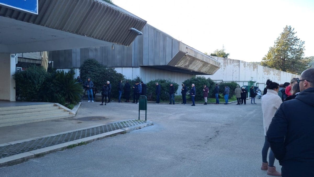 SVI NA POLJUD Navijači pohrlili po ulaznice, gužva na Poljudu od ranog jutra