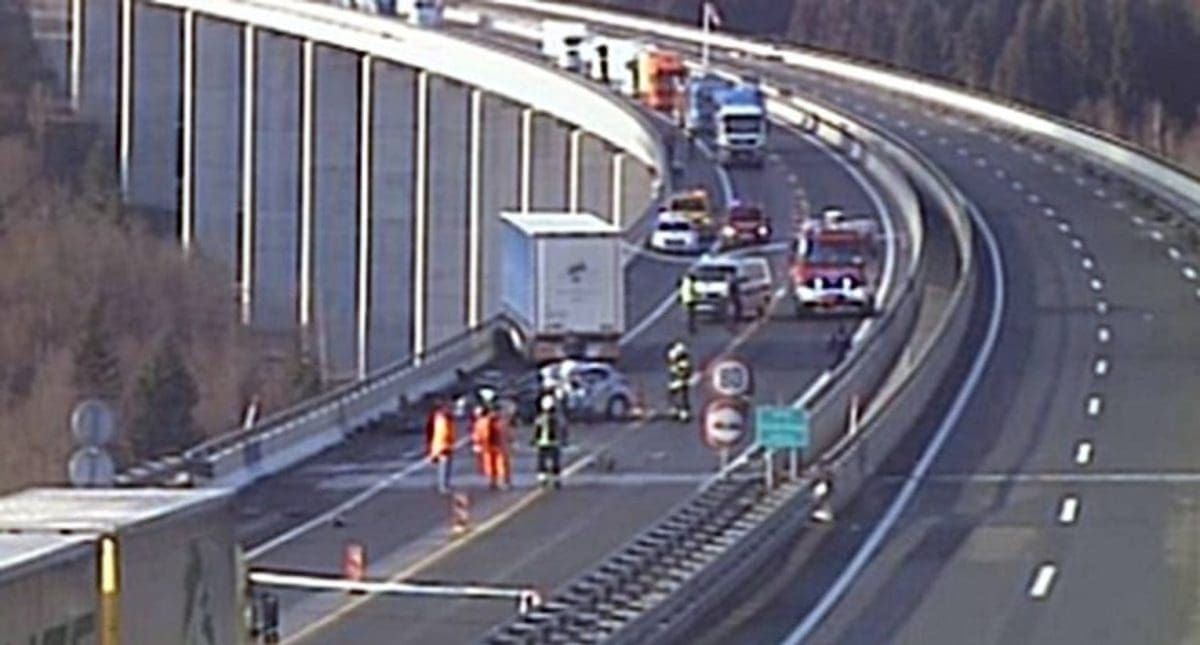 STRAVIČNA TRAGEDIJA U HRVATSKOJ Sudar na autocesti, dvije osobe poginule