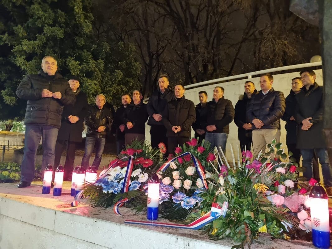 PRISJETILI SU SE PRVOG HRVATSKOG PREDSJEDNIKA Članovi HDZ-a položili cvijeće i zapalili svijeće kod spomenika u Splitu