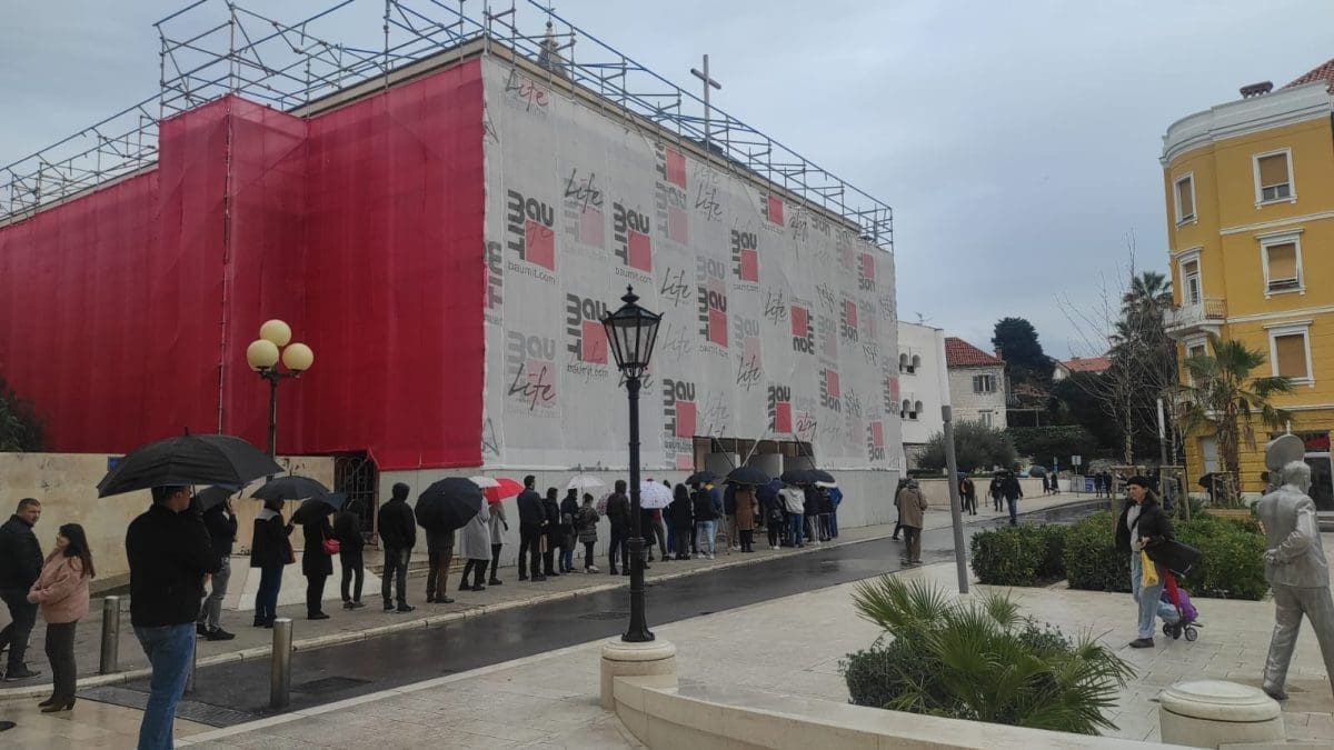 OGROMAN RED Splićani u posljednji čas pohrlili na ispovijed, pogledajte prizor kod Gospe od zdravlja