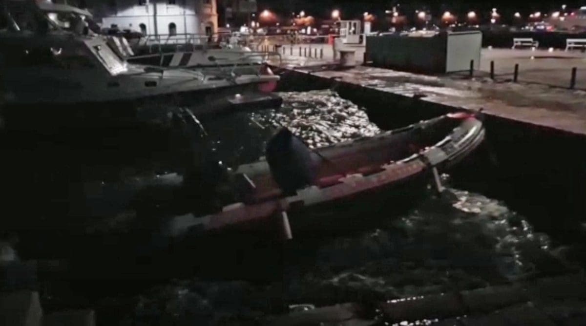 VIDEO Olujna oštrijada ponovno prebacuje valove preko splitske Rive: Pogledajte kako brodice udaraju o obalu