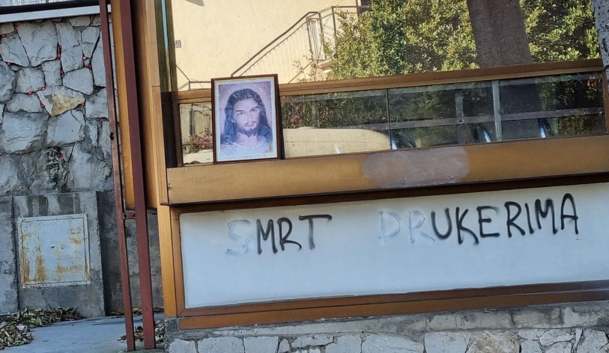 ZABRINJAVAJUĆA PORUKA U Splitu osvanuo natpis "Smrt drukerima", poviše Isusova slika
