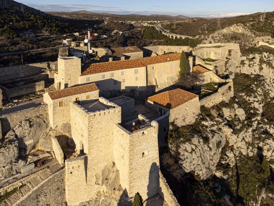 NA KLISU SE NE GUBI VRIJEME Intezivna obnova Kliške tvrđave, načelnik Vetma:" Do ožujka stiže ljetna pozornica, a po prvi put se tretira vegetacija"
