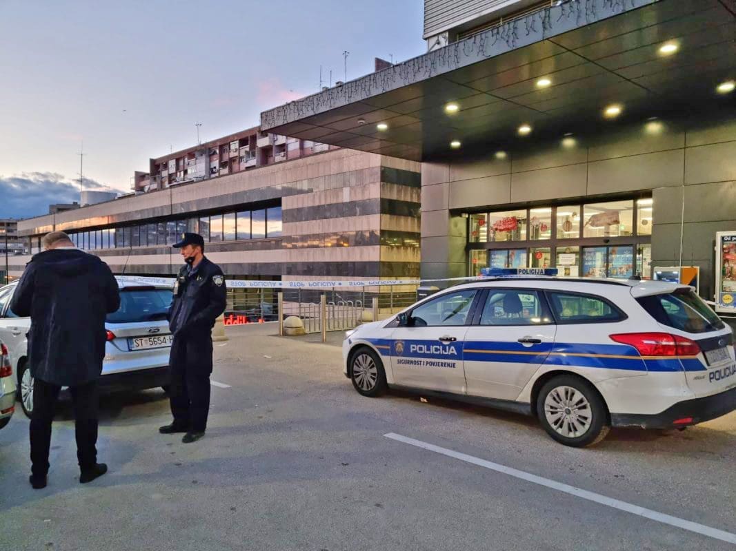 UBOJICA ĐEKIĆ PLAKAO NA ISPITIVANJU, BRANIO SE ŠUTNJOM Tereti ga se za posebno okrutno ubojstvo. Žrtvi je zadao 20 ubodno-reznih rana