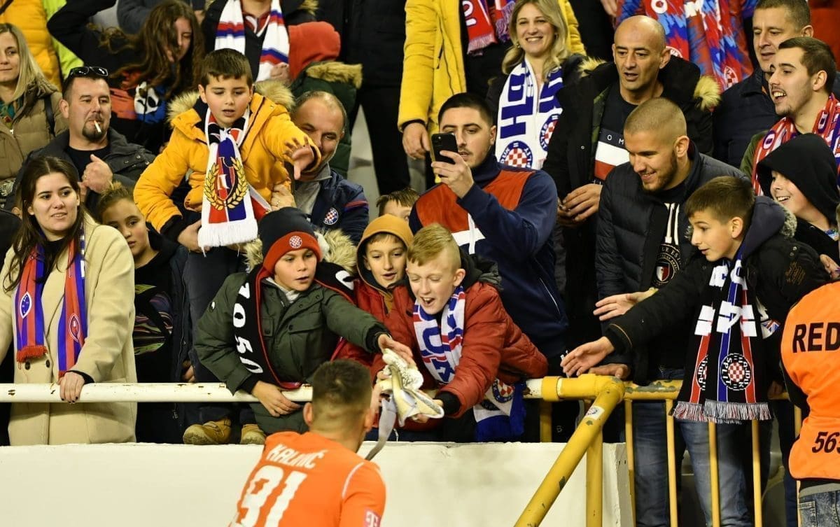 PRIZOR JE ODUŠEVIO GLEDATELJE Kalinić obradovao mlade navijače. Došao do njih kako bi ih pozdravio, pogledajte ovo