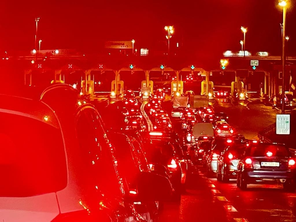 Ogromna gužva vladala je danas na naplatnim kućicama u smjeru Splita, pogledajte samo tu kolonu