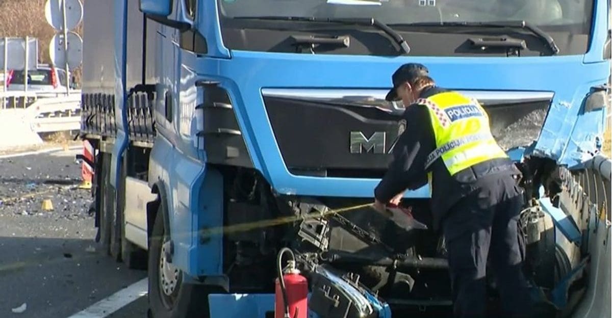 DETALJI STRAVE NA AUTOCESTI Kamion i auto se frontalno sudarili na autocesti, dvoje mrtvih