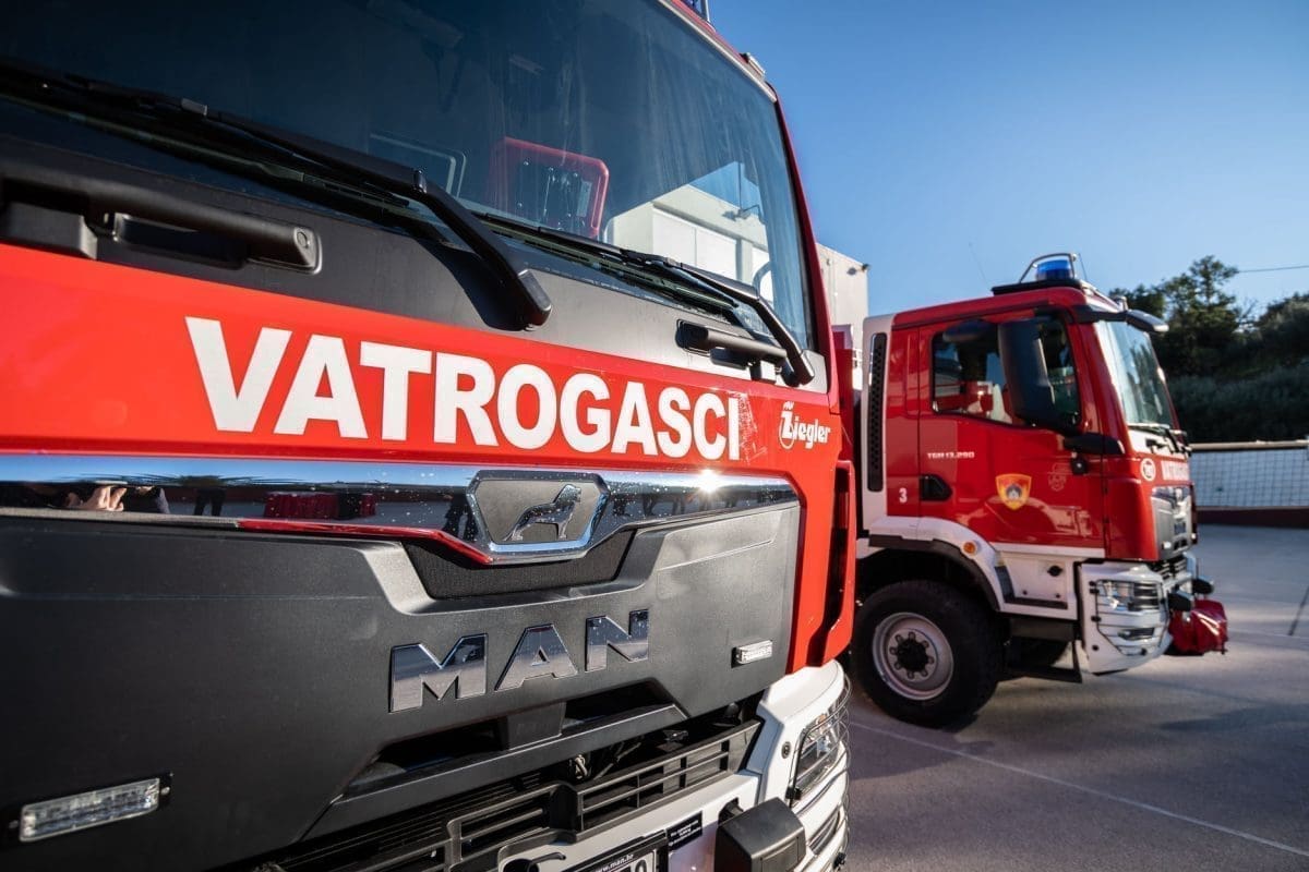 PUNE RUKE POSLA ZA VATROGASCE Neobična intervencija: Vatrogasci razveselili dječaka na splitskoj Rivi