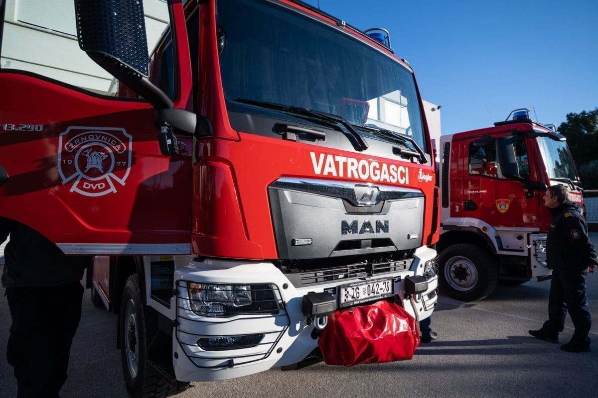 STIGLA NOVA VOZILA Vatrogasci iz Žrnovnice i Slatina dobili nova vatrogasna vozila