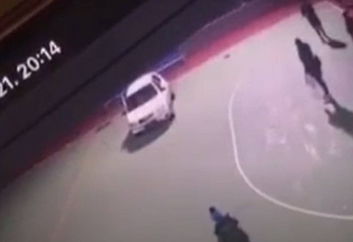 ŠOKANTNA SNIMKA IZ HRVATSKE Autom je probio ogradu i uletio na igralište, djeca su bježala