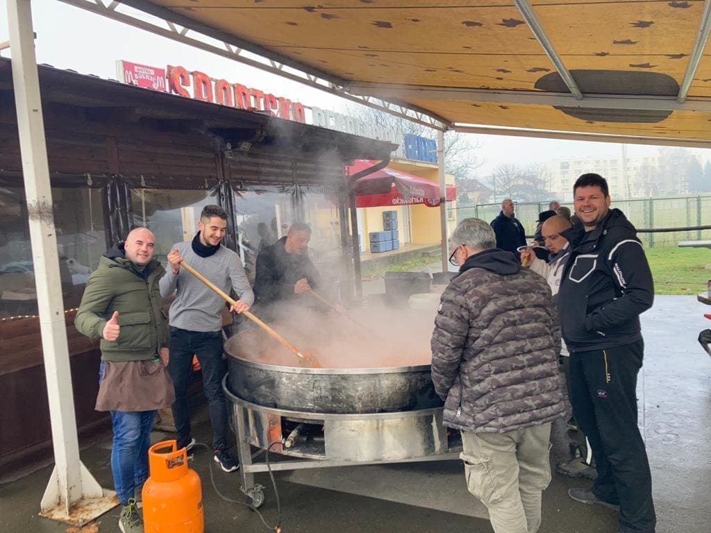 LJUDI VELIKOG SRCA Volonteri Chefs cluba Croatia ponovno kuhali za Petrinju