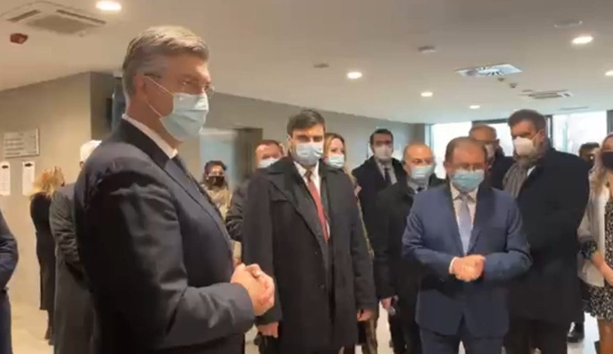 VIDEO Plenković je posjetio bolnicu u Sisku: Pacijenti su ga izviždali