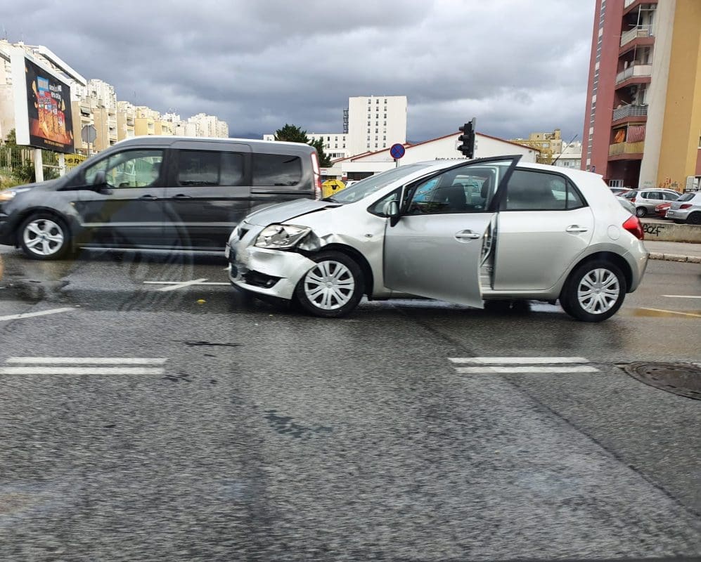 SKRŠILI SE NA KRIŽANJU BUŠIĆEVE I MATICE HRVATSKE Sudarila se dva automobila